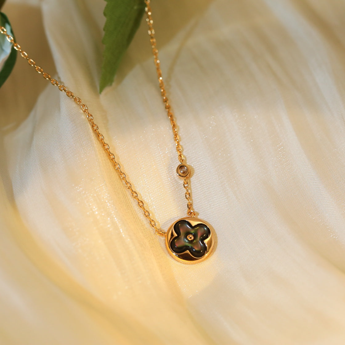 ¡®Loco¡¯SUN PEDANT PINK GOLD 1 DIAMOND NECKLACE