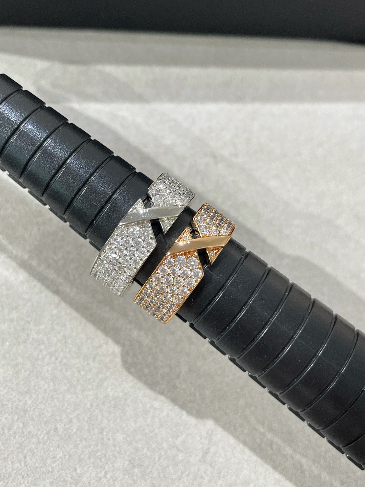 ¡®Loco¡¯LIENS EVIDENCE  DIAMOND PAVED RING
