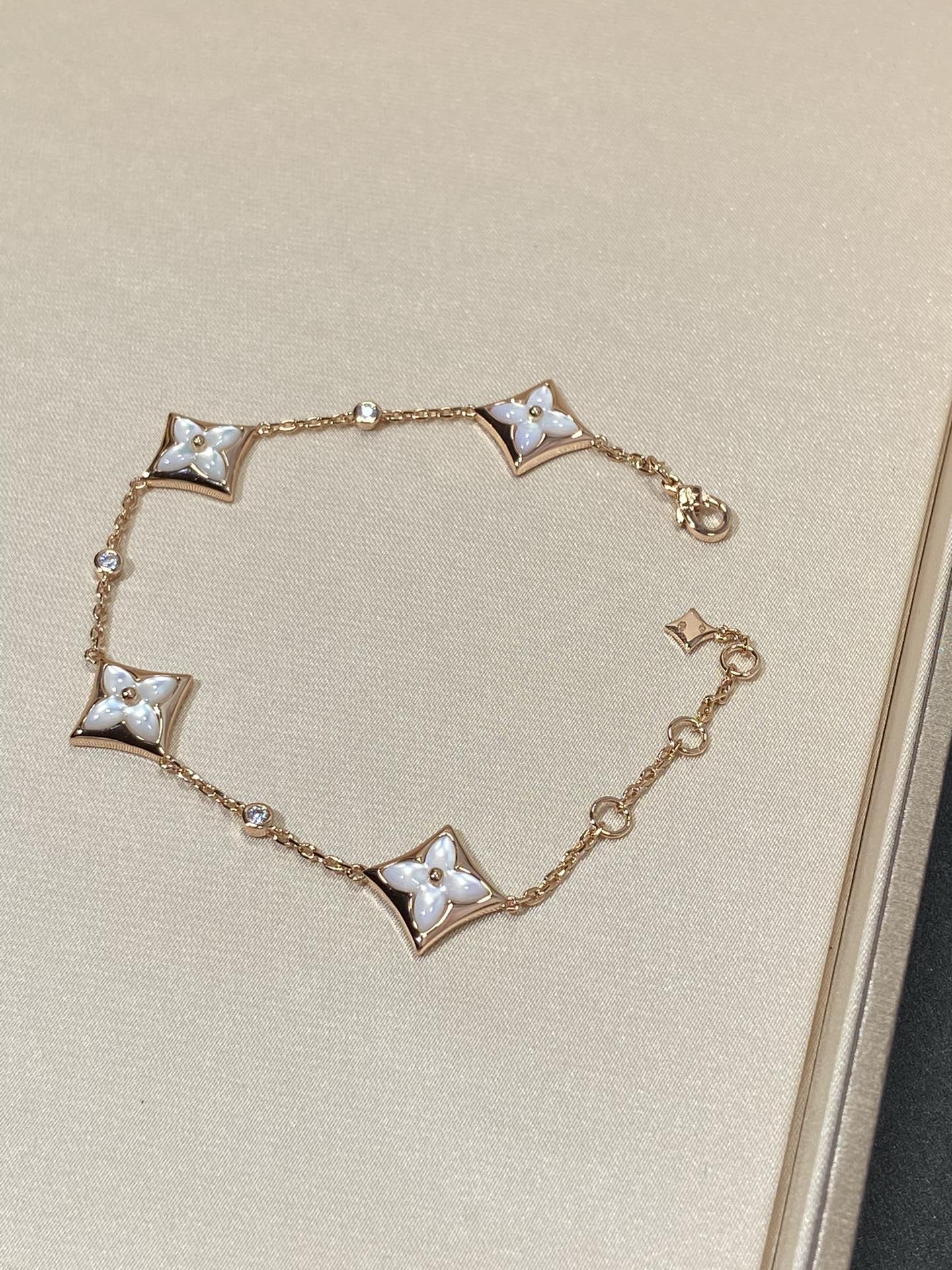 ¡®Loco¡¯STAR 4 MOTIF MOP DIAMOND PINK GOLD BRACELET