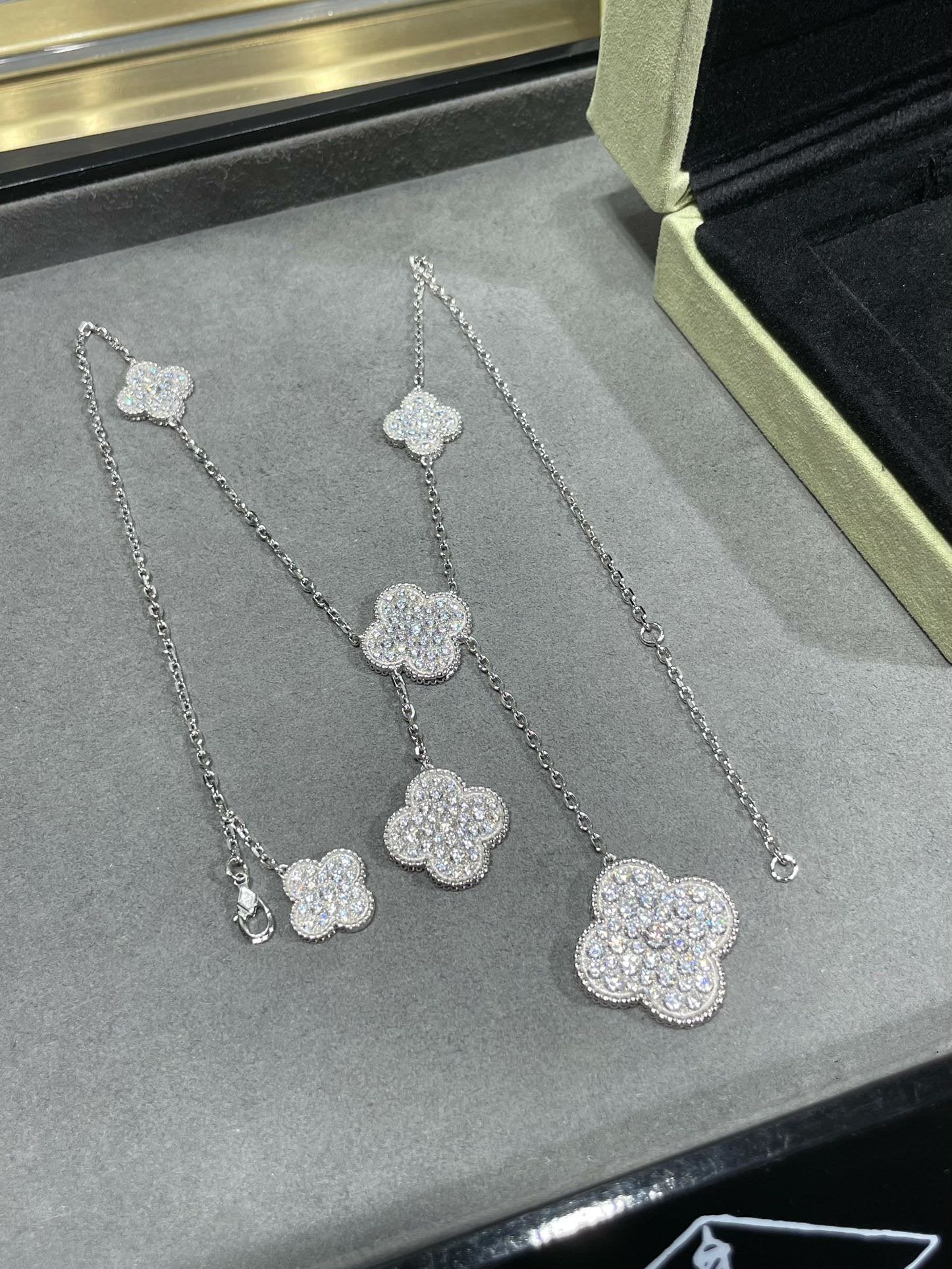 ¡®Loco¡¯CLOVER 6 MOTIF DIAMOND PAVED NECKLACE