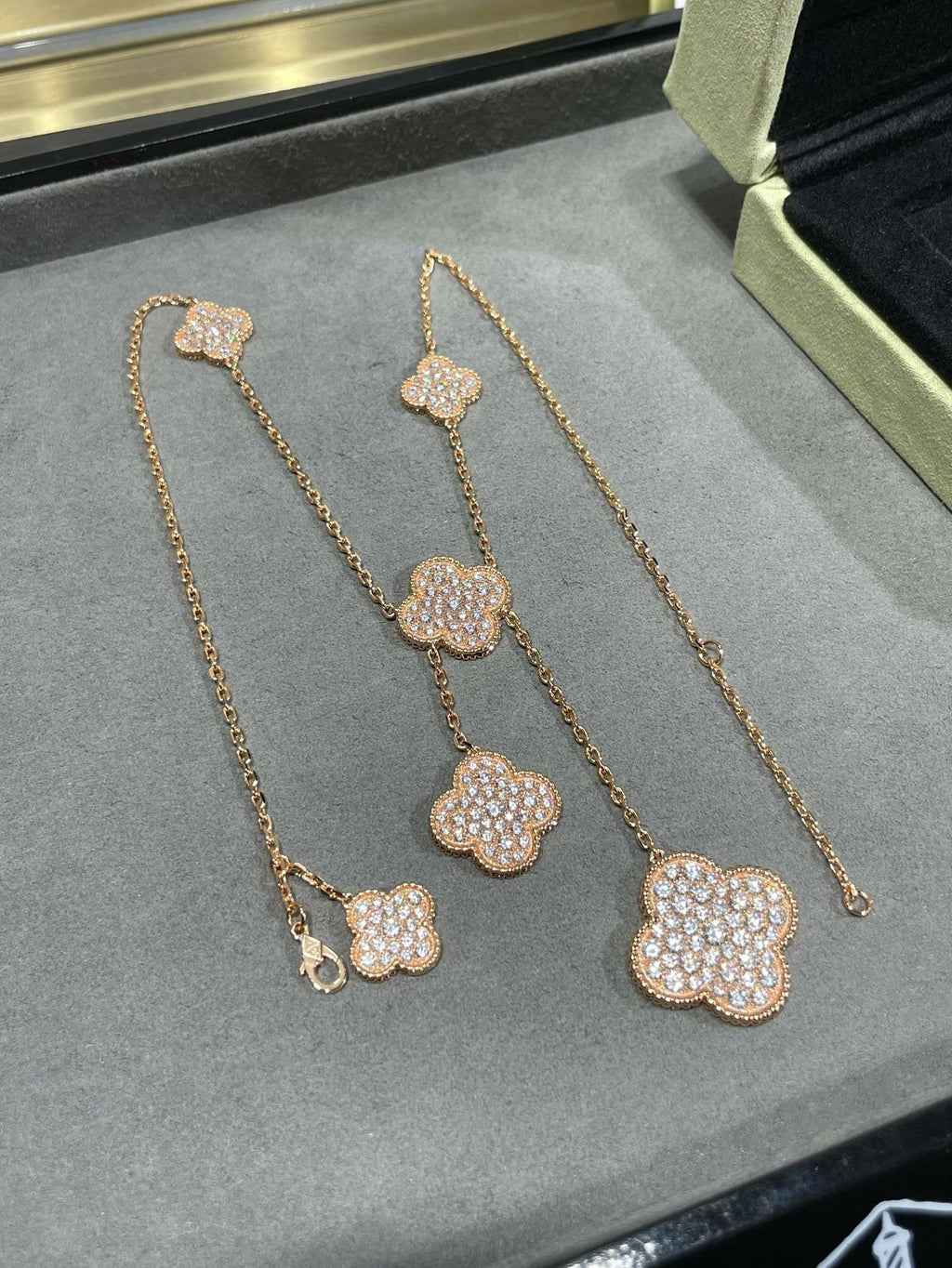 ¡®Loco¡¯CLOVER 6 MOTIF DIAMOND PAVED NECKLACE