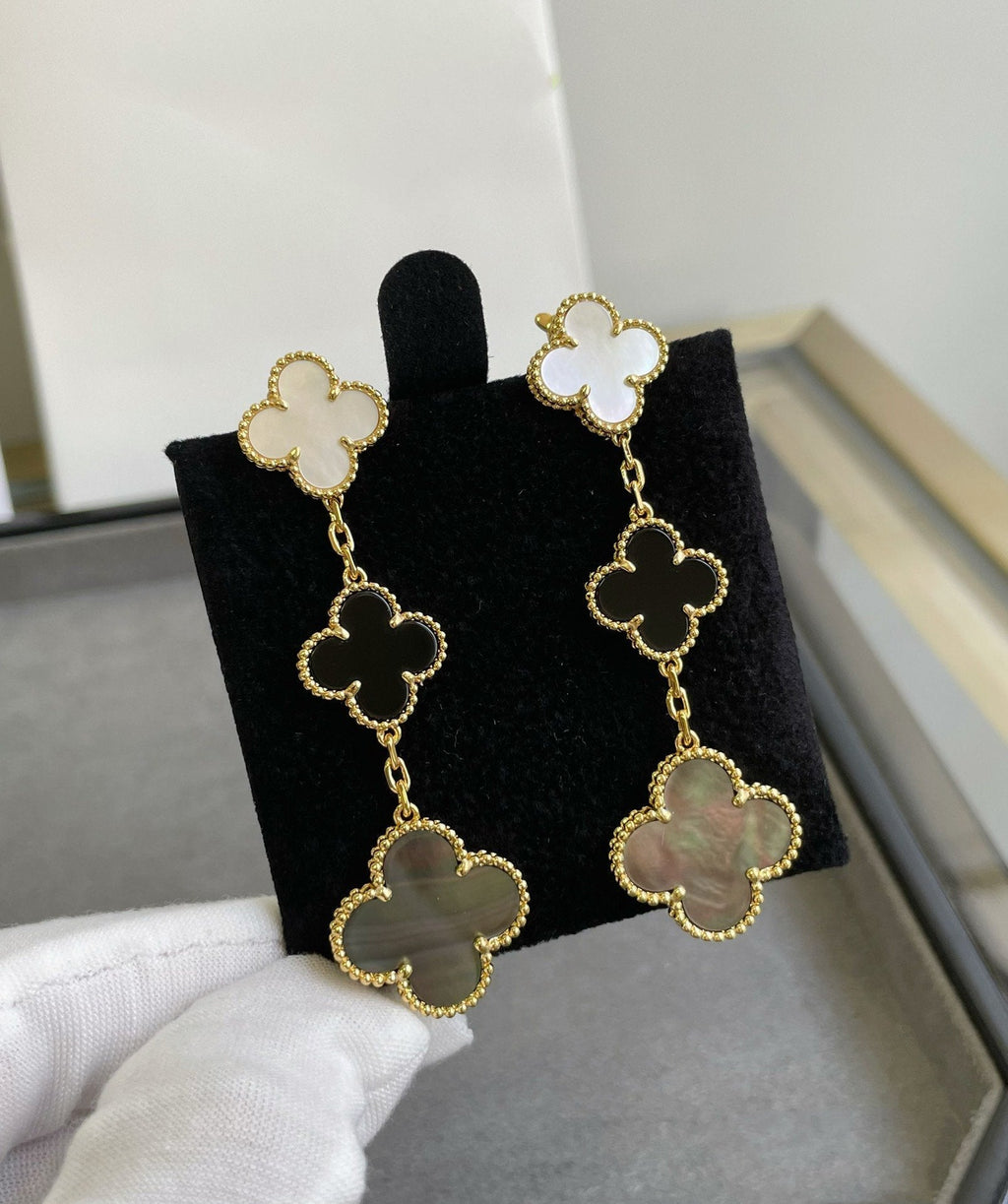 ¡®Loco¡¯CLOVER 3 MOTIF MOP ONYX DARK MOP PINK GOLD EARRINGS