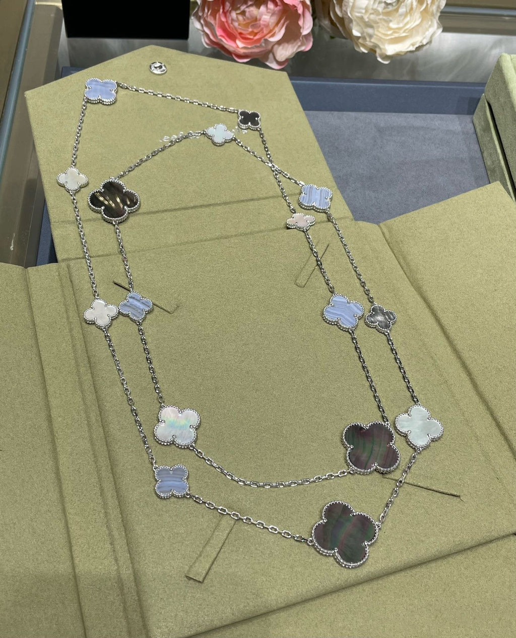 ¡®Loco¡¯CLOVER 16 MOTIF CHALCEDONY MOP SILVER NECKLACE