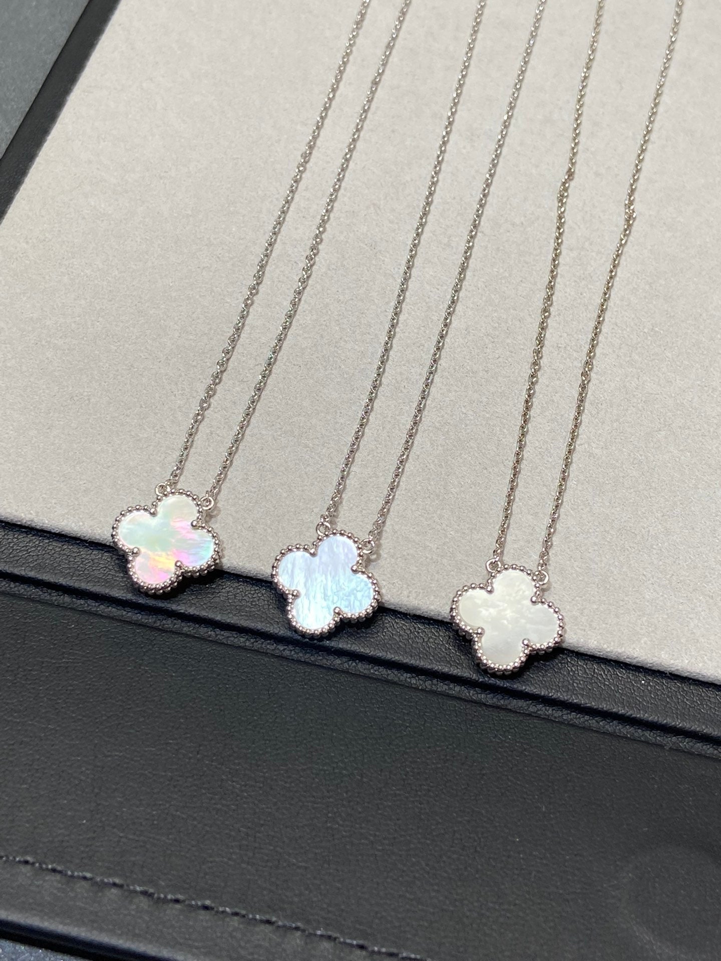 ¡®Loco¡¯CLOVER MEDIUM SILVER WHITE MOP NECKLACE