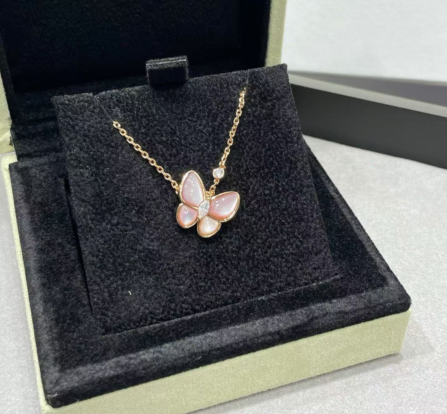 [Loco]BUTTERFLY PINK MOTHER-OF-PEARL DIAMOND NECKLACE