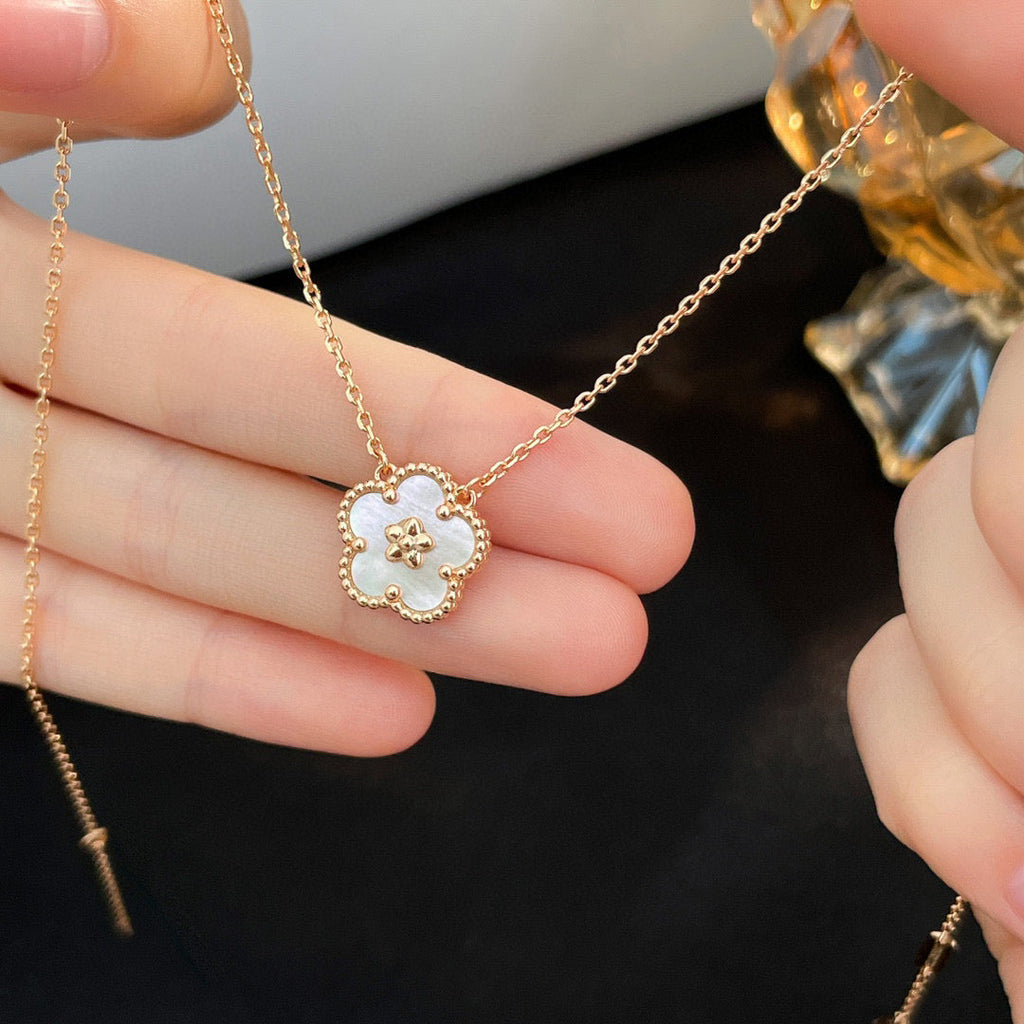 ¡®Loco¡¯LUCKY  WHITE MOP  PLUM BLOSSOM NECKLACE