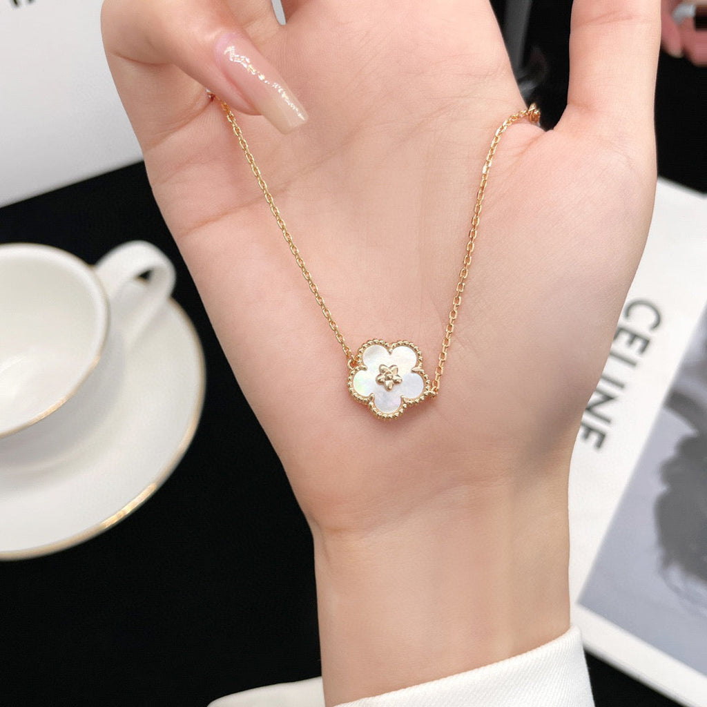 ¡®Loco¡¯LUCKY  WHITE MOP  PLUM BLOSSOM NECKLACE