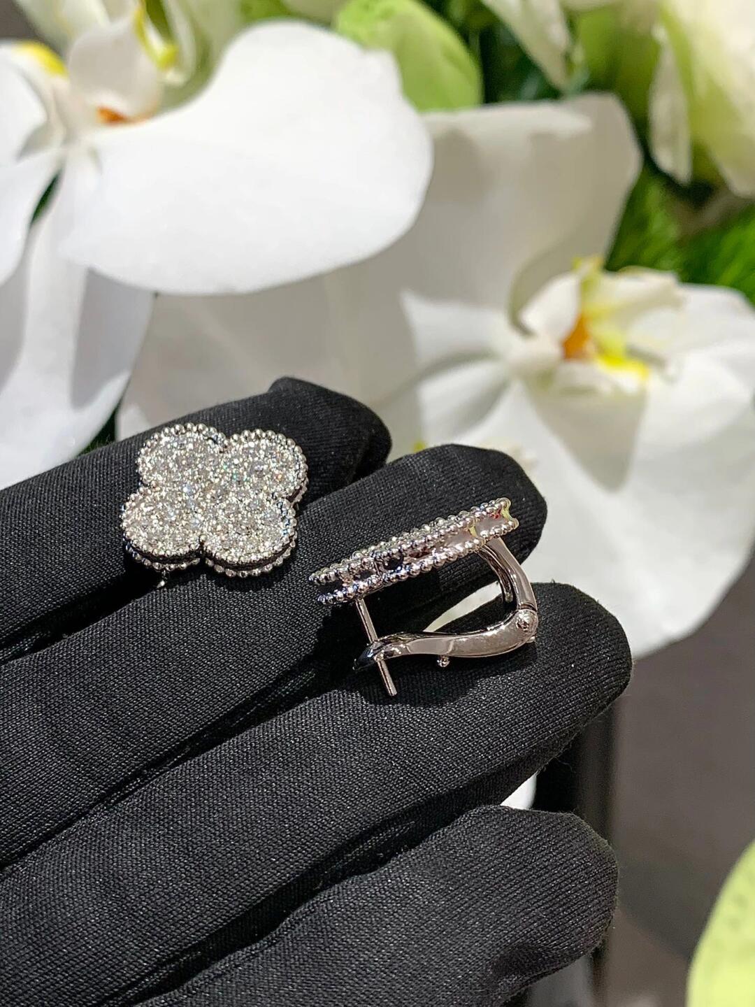 [Loco] CLOVER 20MM MOTIFS DIAMOND STUD EARRINGS SILVER