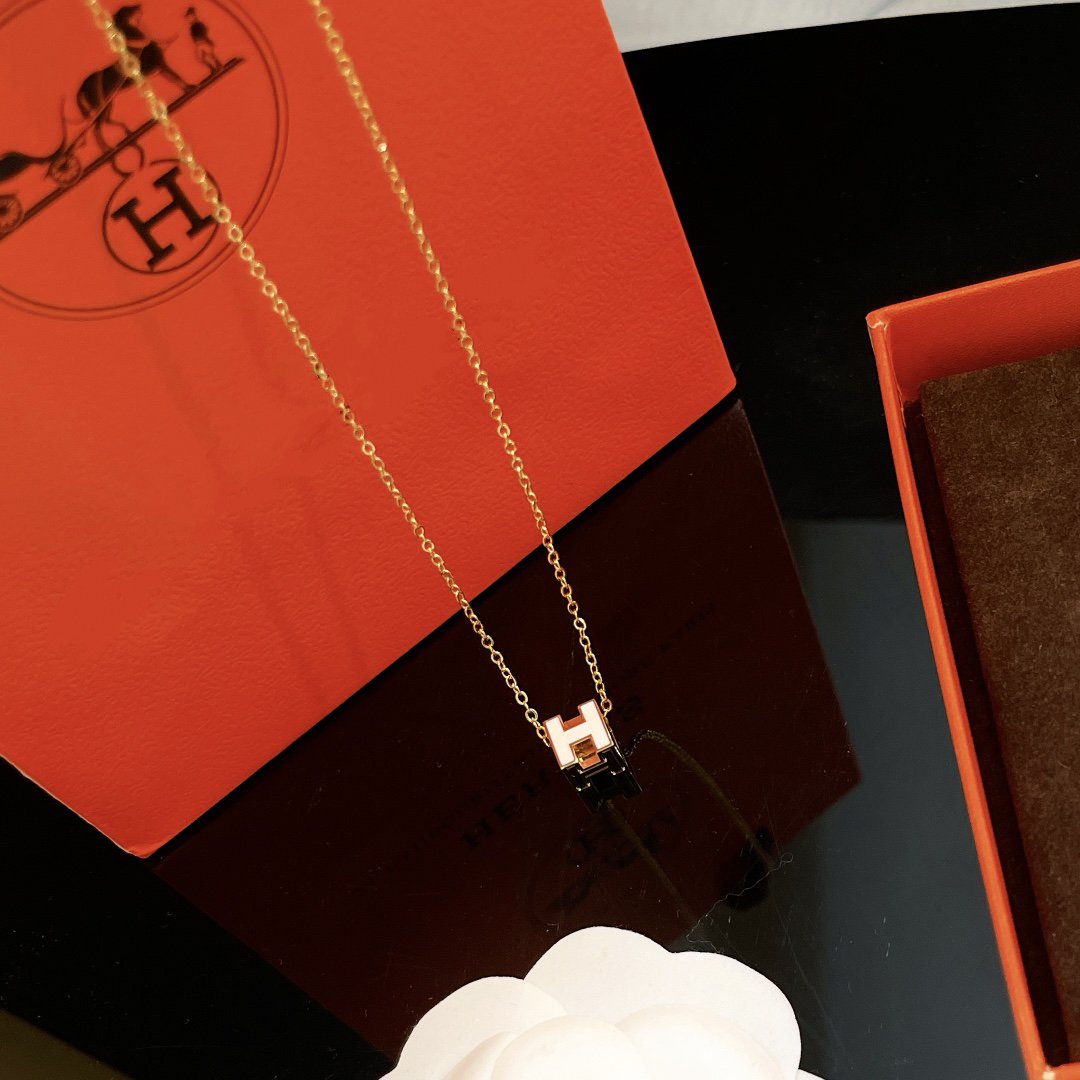 ¡®Loco¡¯H WHITE SQUARE GOLD NECKLACE