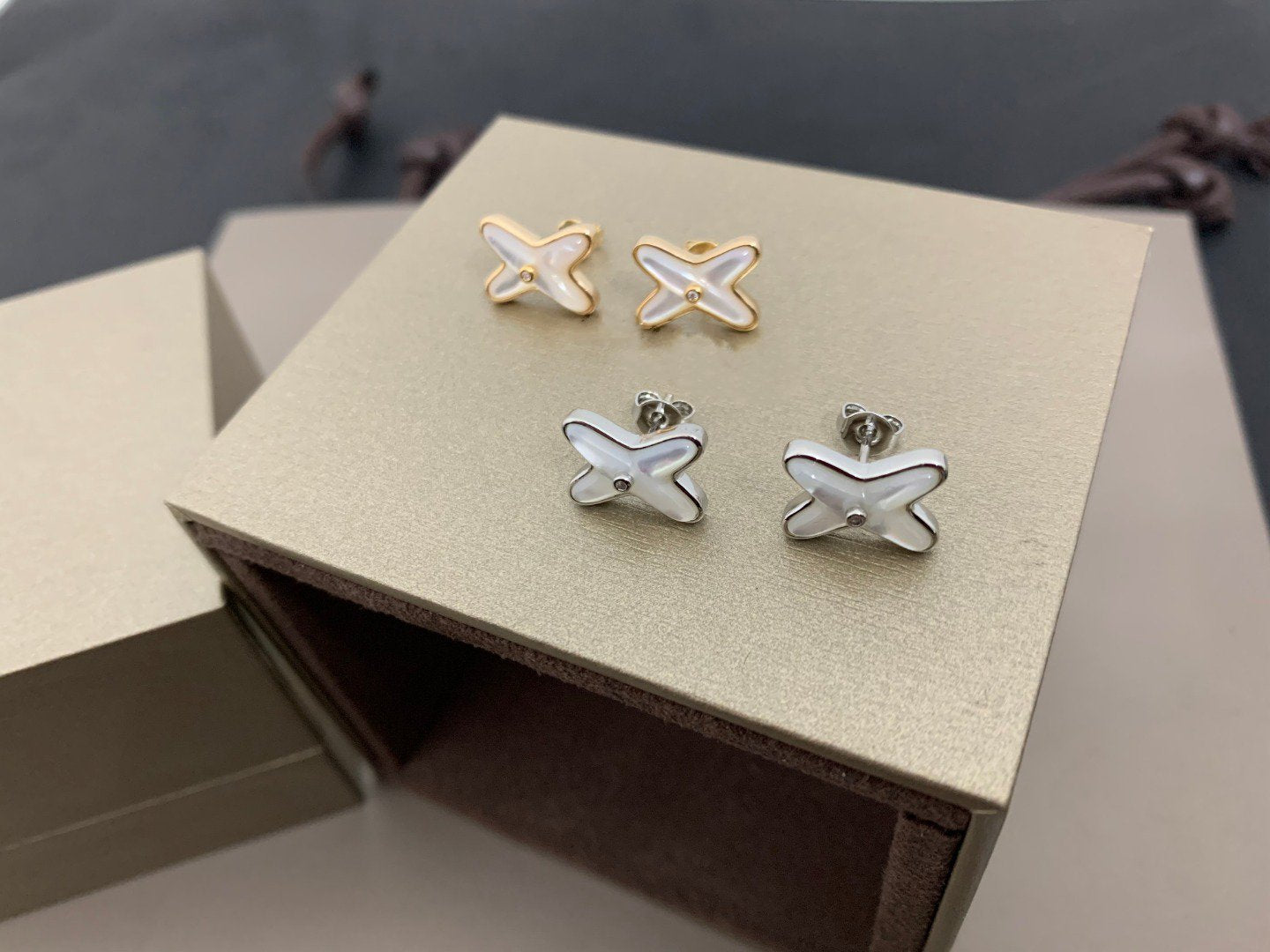 ¡®Loco¡¯JEUX DE WHITE MOP SILVER DIAMOND EARRINGS
