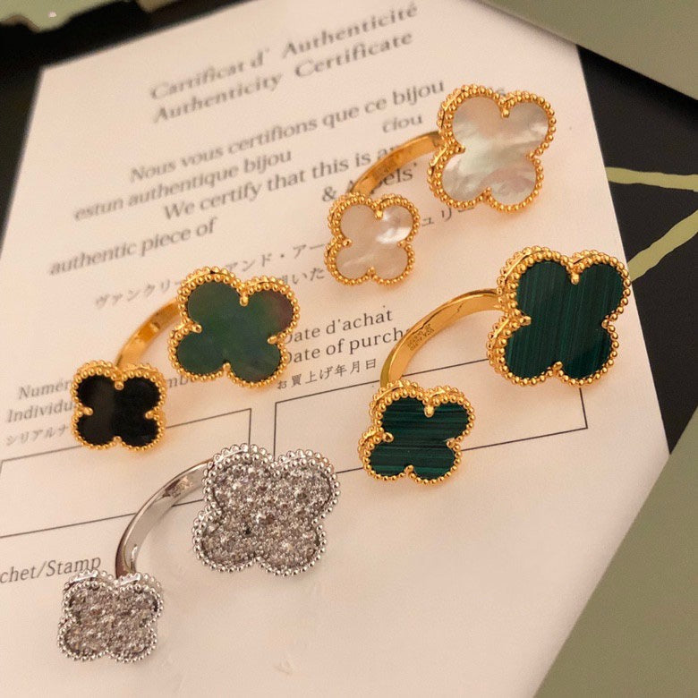 ¡®Loco¡¯CLOVER BETWEEN THE FINGER RING