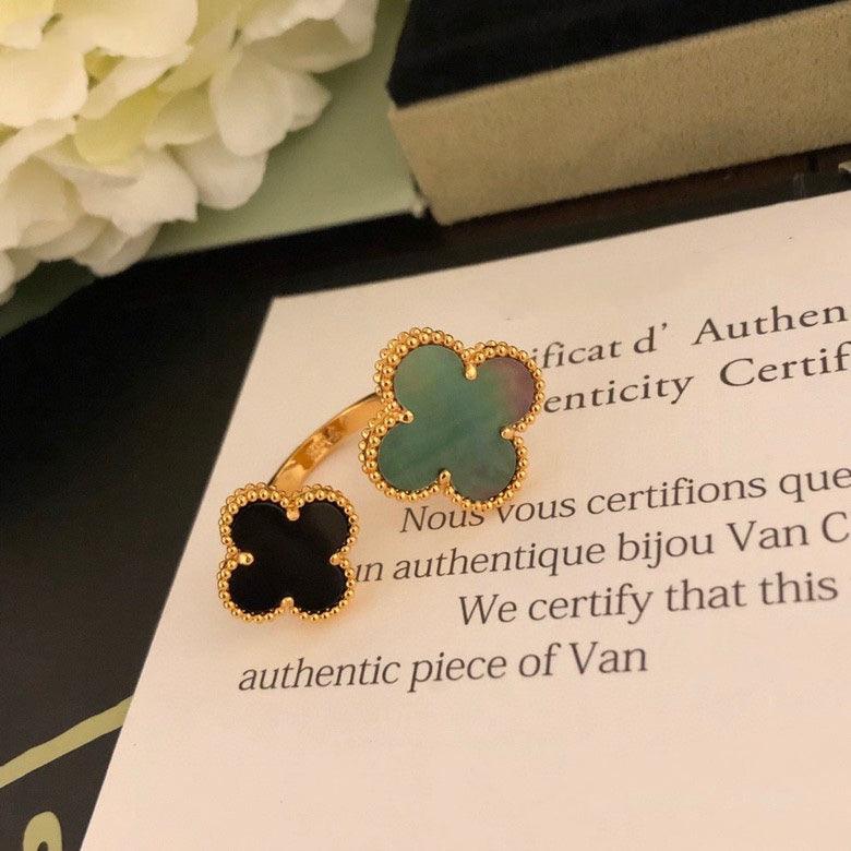 ¡®Loco¡¯CLOVER BETWEEN THE FINGER RING