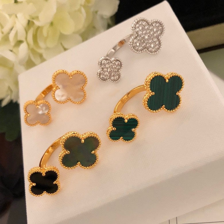¡®Loco¡¯CLOVER BETWEEN THE FINGER RING